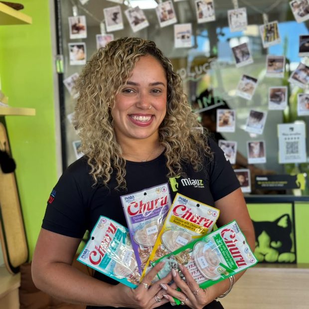 Vitória Rejane, gerente da Miauz, mostrando petiscos Churu na loja para gatos da Pituba